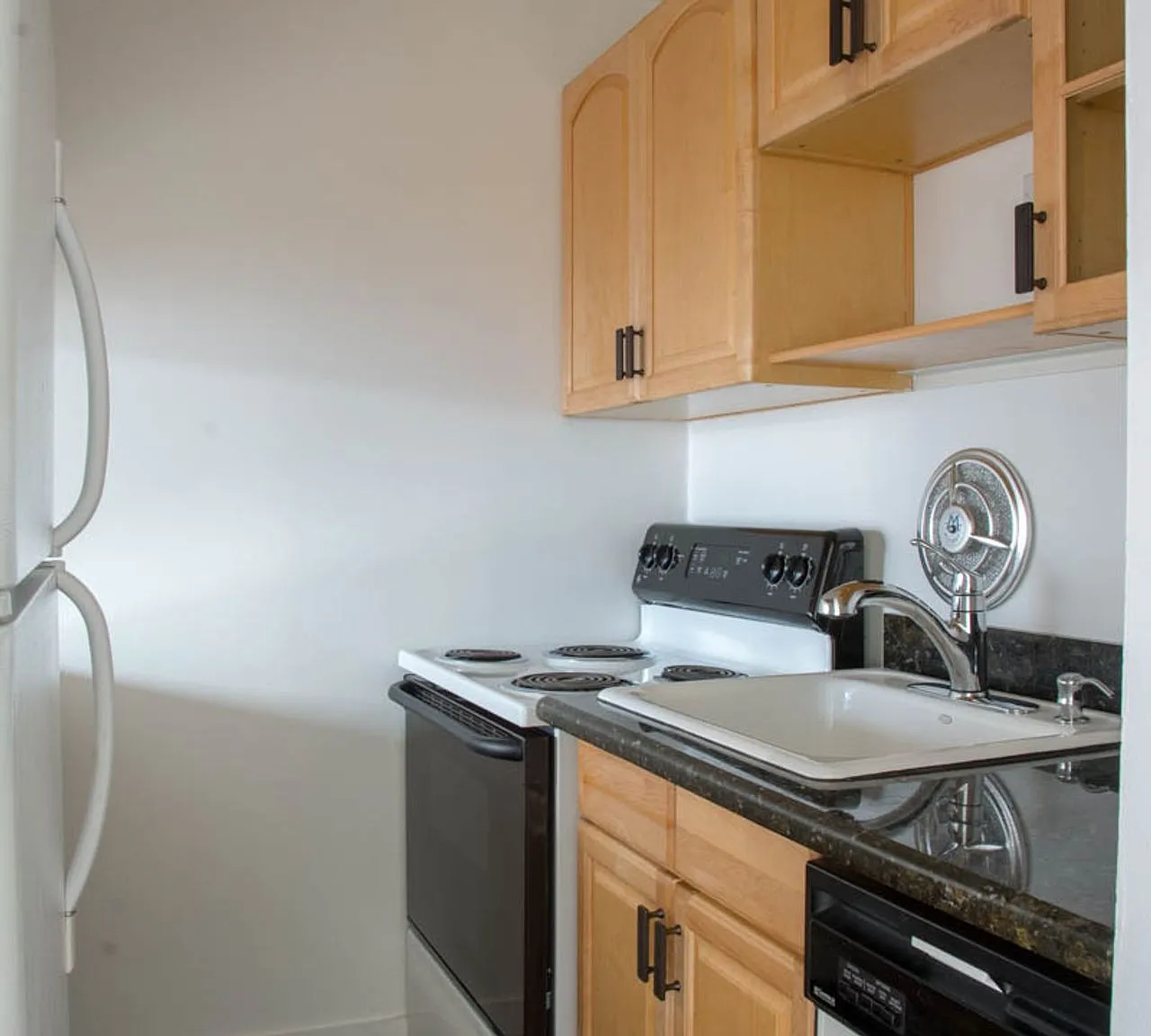 Bellevue Manor Apartments — Photo 4