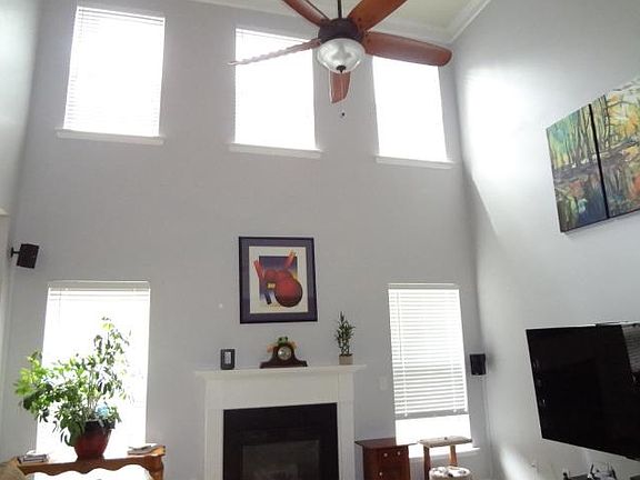 4th image of 490 Mountain View Ln
