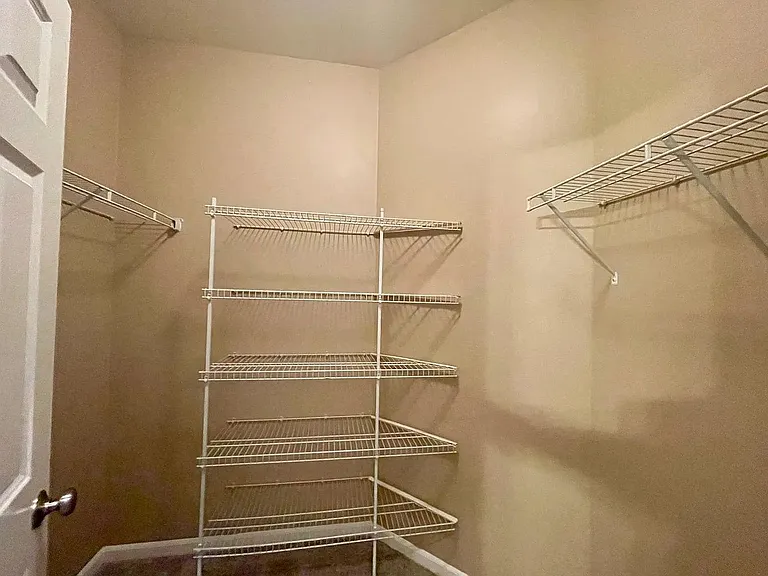 526 Grosvenor Ln — Photo 15