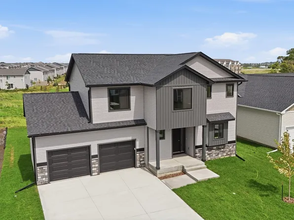 875 11th St, Waukee, IA 50263