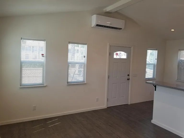 406 S Laurel St — Photo 10