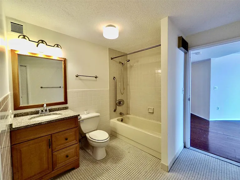1434 Harmon Cove Tower — Photo 12
