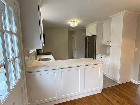 4th image of 135 Millport Ave
