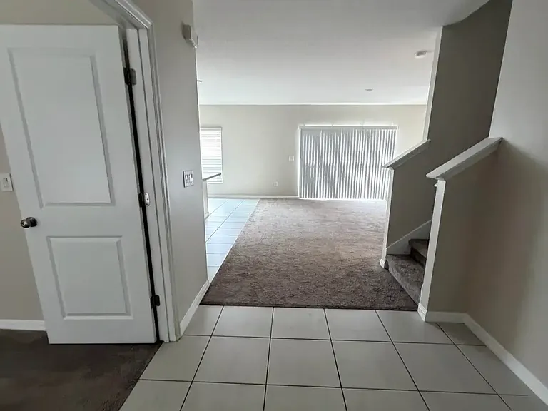 564 Meadow Bend Dr — Photo 3