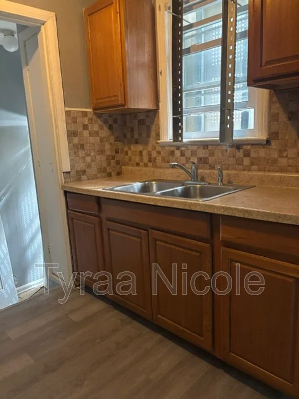 3 bed, 1.0 bath, 970 sqft, $1,150 — Photo 2
