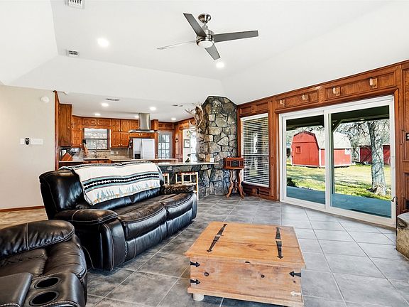 3rd image of 1901 Adams Ln