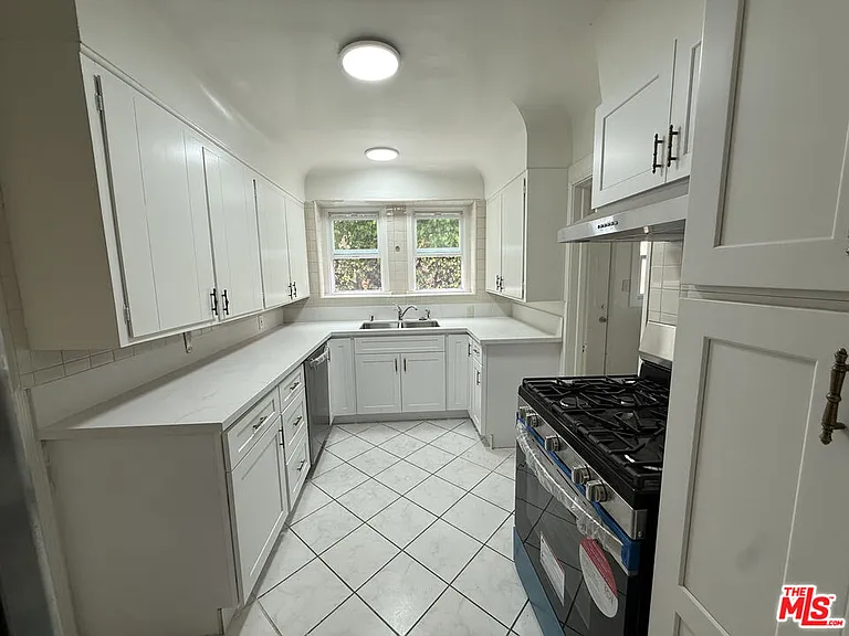 211 S Arnaz Dr #LOWER — Photo 13