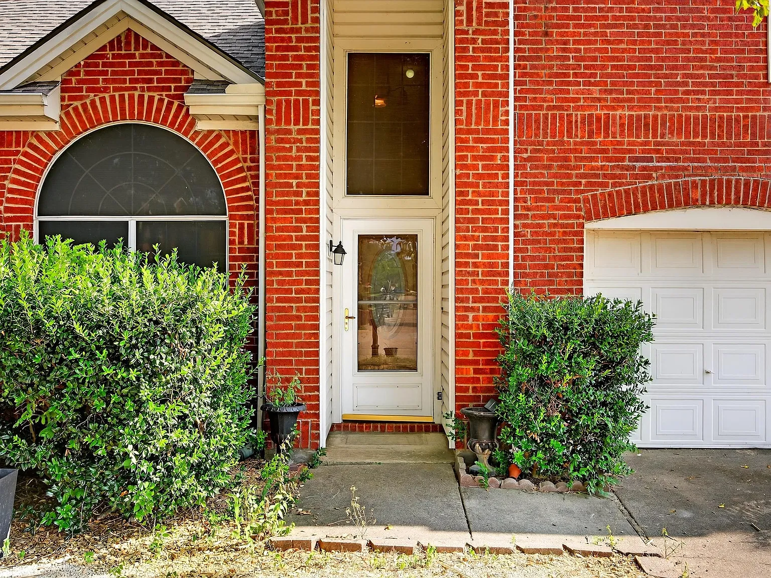 3 bed, 2.5 bath, 2043 sqft, $2,400 — Photo 3