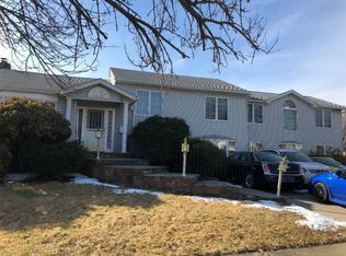 36 Regina Rd, Farmingdale, NY 11735