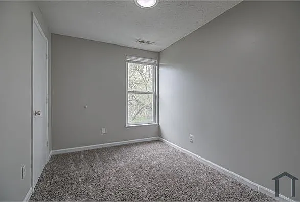 1915 Woodlawn Ave — Photo 14