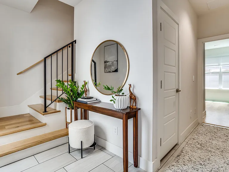 2452 Thatcher Dr — Photo 5