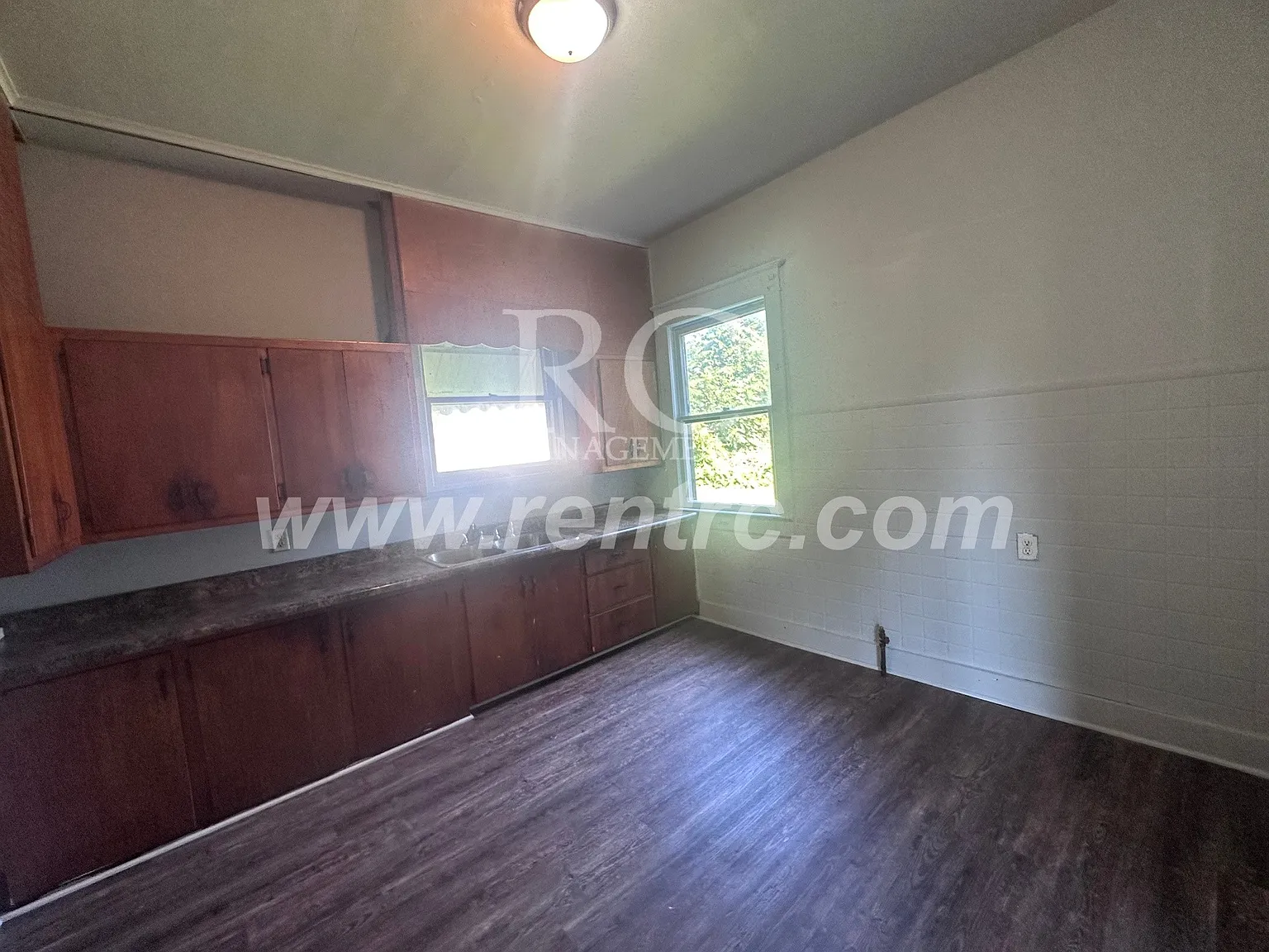 3 bed, 1100 sqft, $895 — Photo 2