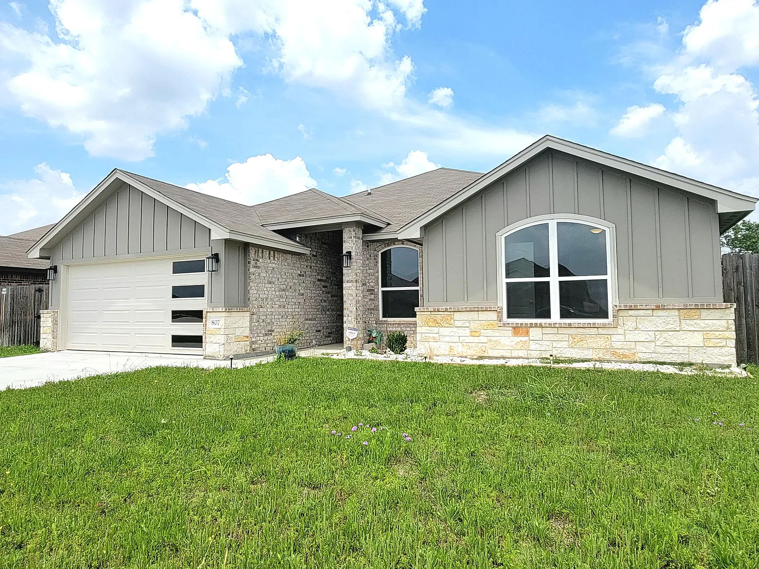 4 bed, 2076 sqft, $2,200 — Photo 2