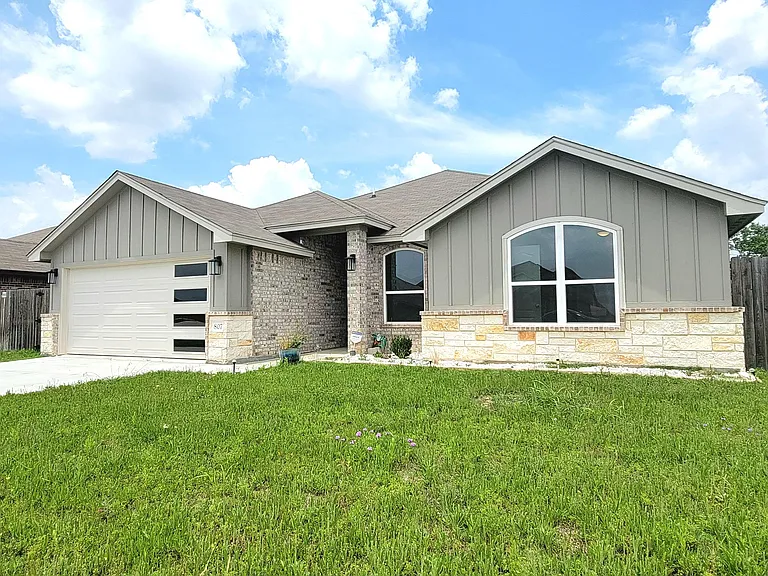 807 Holliday Dr — Photo 2