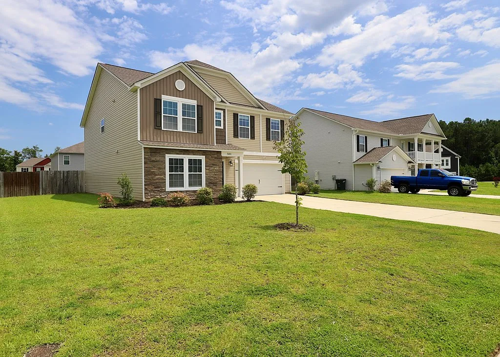 4 bed, 2.5 bath, 2596 sqft, $2,400 — Photo 2