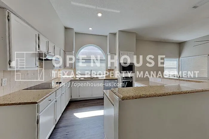 2211 Reverchon Dr — Photo 6