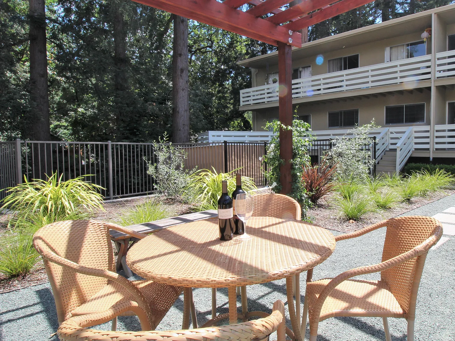 Redwood Creek Apartments — Photo 3