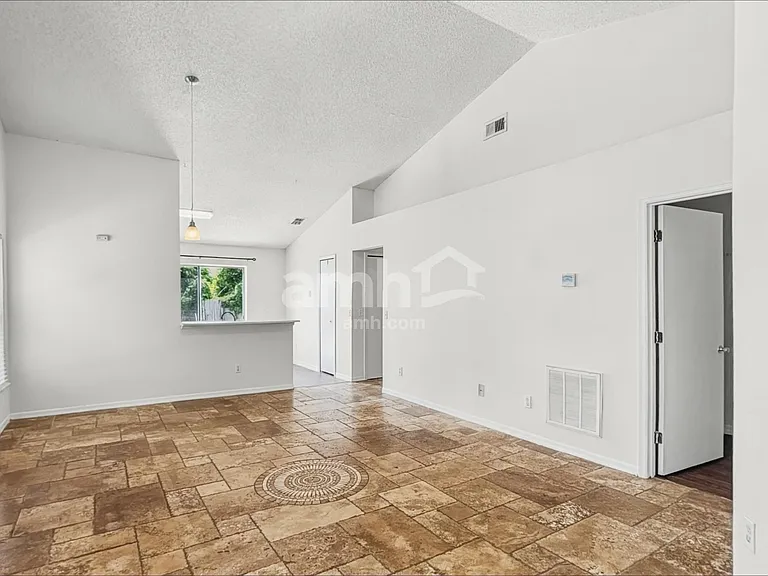 732 McLean Ct — Photo 7