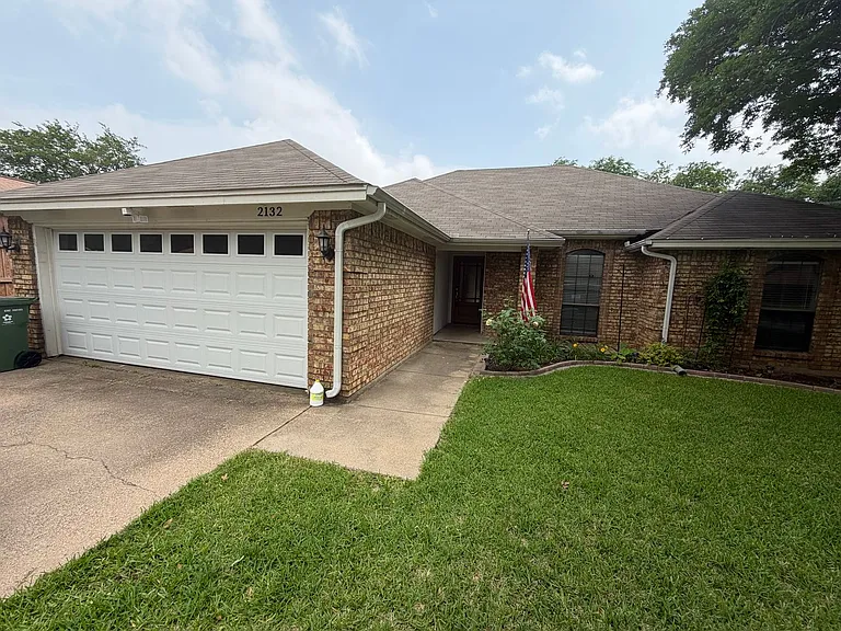 2132 Turf Club Dr — Photo 1