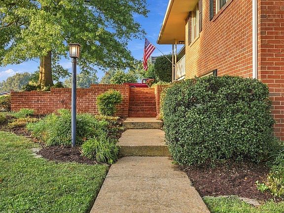 2nd image of 1411 Sunset Ln