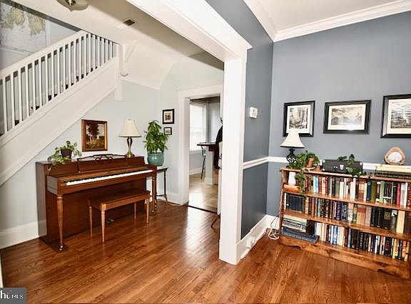 4th image of 4221 Cardwell Ave