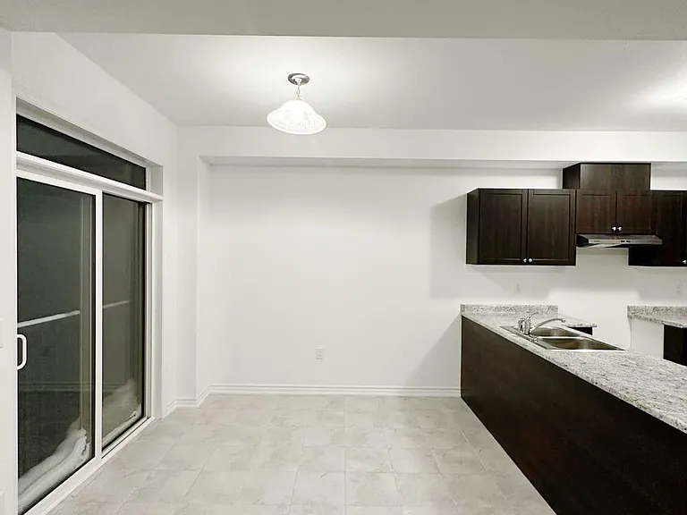 100 Stocks Ave — Photo 5
