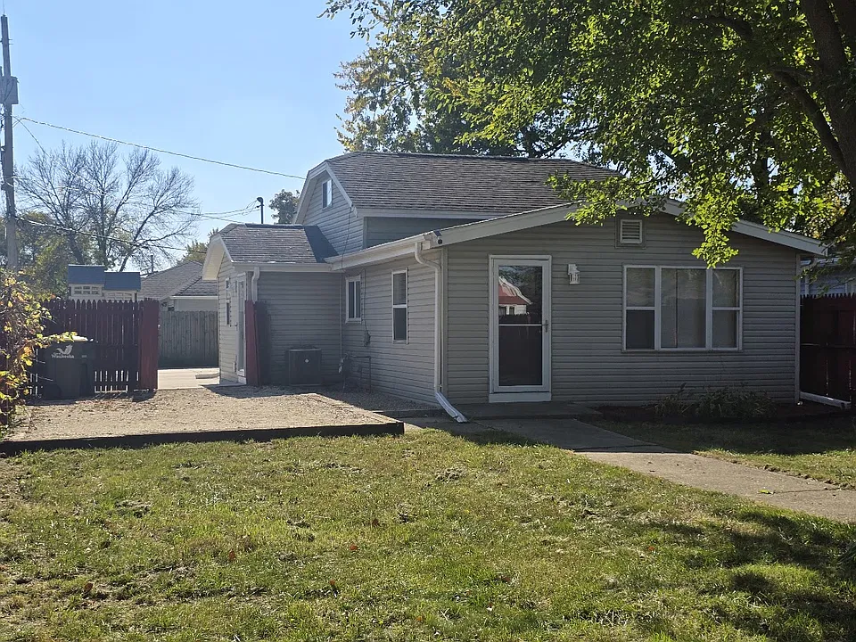 313 W Roberta Ave