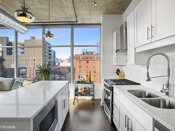 4th image of 50 E 16th St Unit 601
