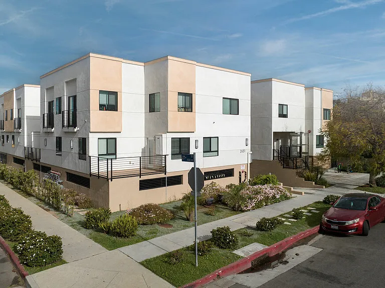 2651 S Hobart Blvd — Photo 1
