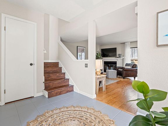 4th image of 2599 Warwick Ln