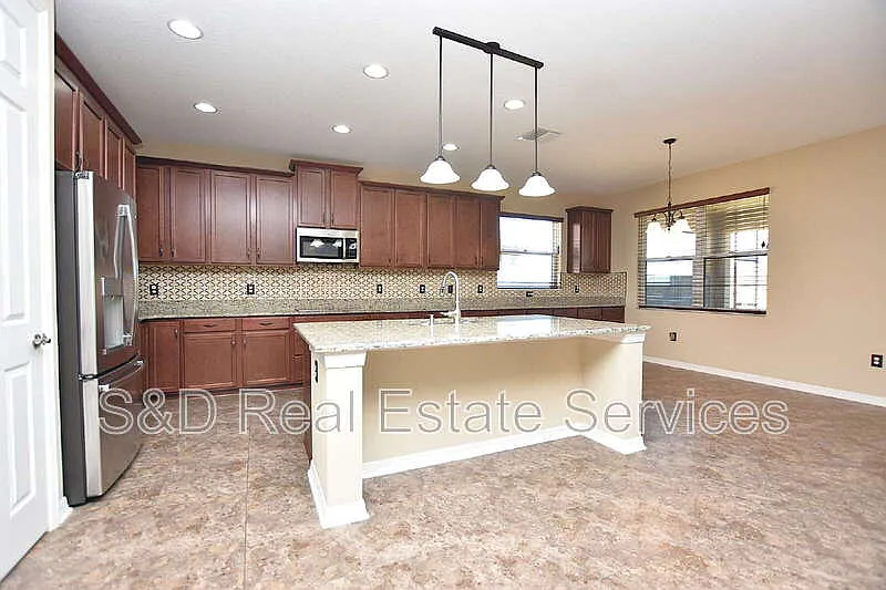 5 bed, 3.5 bath, 3216 sqft, $3,410 — Photo 3