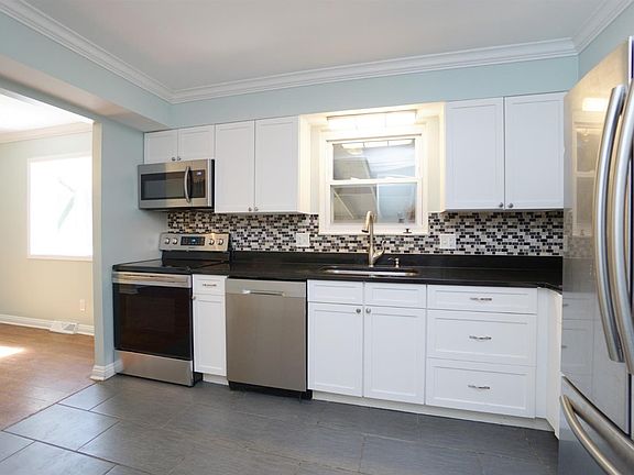 4th image of 2977 Montezuma Dr