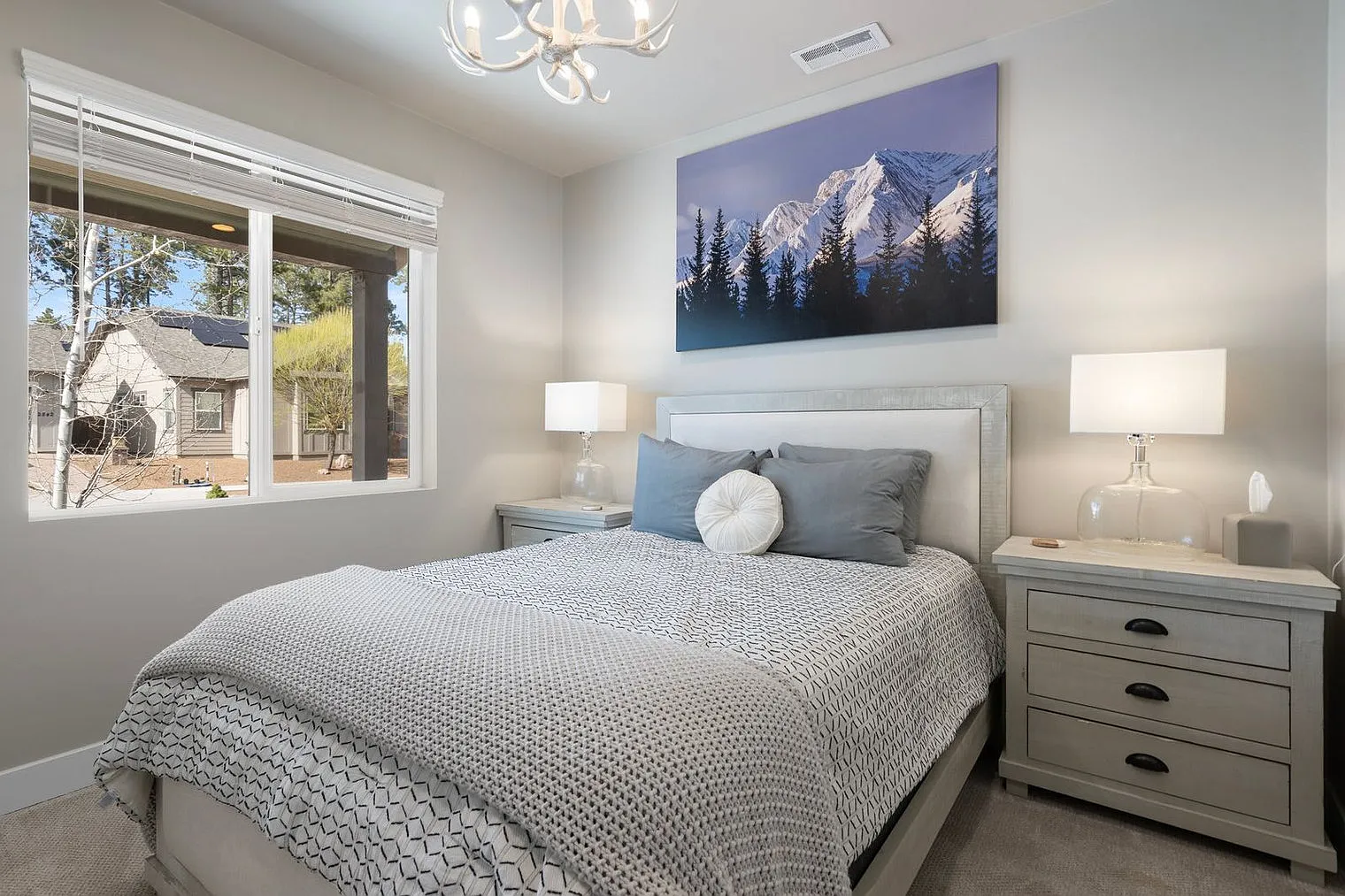 5 bed, 3.0 bath, 2389 sqft, $7,320 — Photo 3