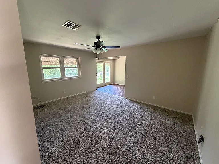 2502 N Park Dr — Photo 6