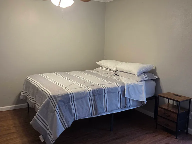 Gale Dr — Photo 3