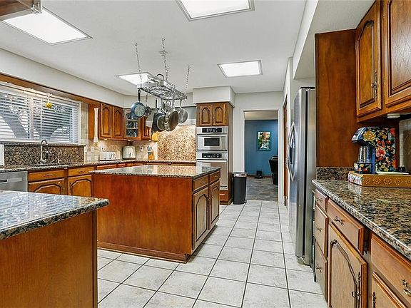 5th image of 110 Noble Dr