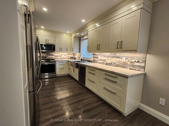 5th image of 699 Castleguard Cres