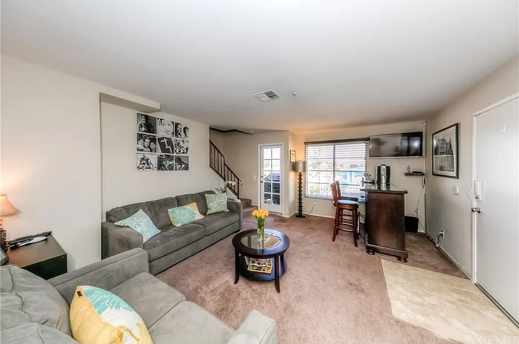 3 bed, 932 sqft, $3,200 — Photo 1