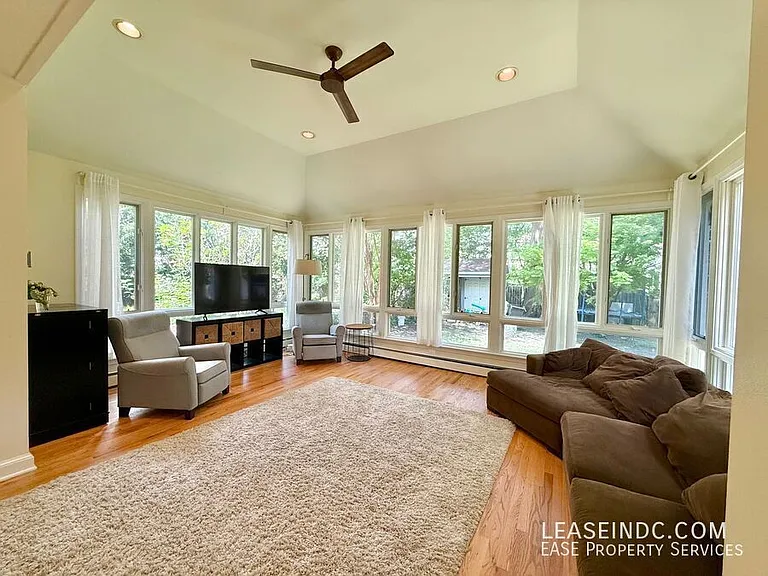 4825 Butterworth Pl NW — Photo 6