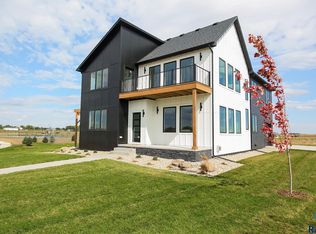 920 S Country Club Ave, Brandon, SD 57005