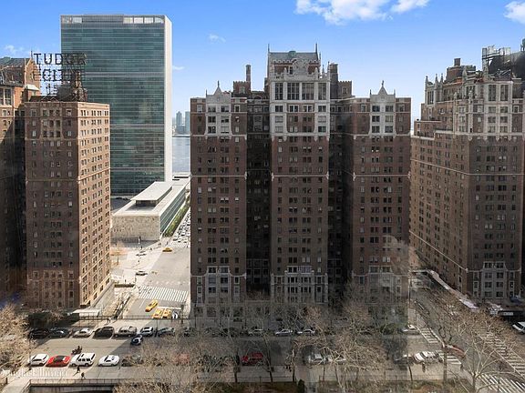 3rd image of 312 E 42nd St #2218
