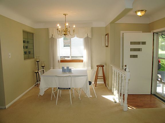 BRIGHT AND OPEN DINING ROOM