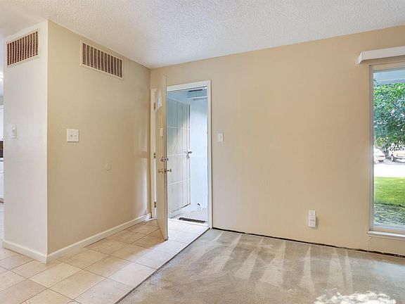 4th image of 1011 N Hickory Ave