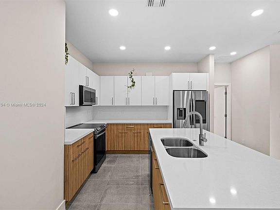 5th image of 418 El Dorado Boulevard Nort