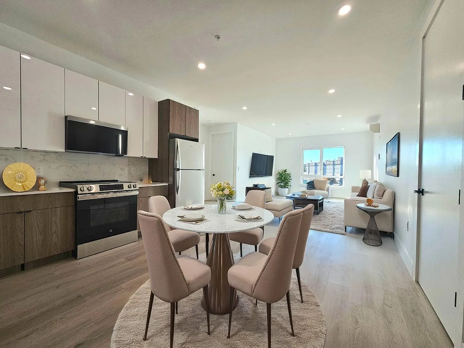 2 bed, 900 sqft, $2,650 — Photo 1