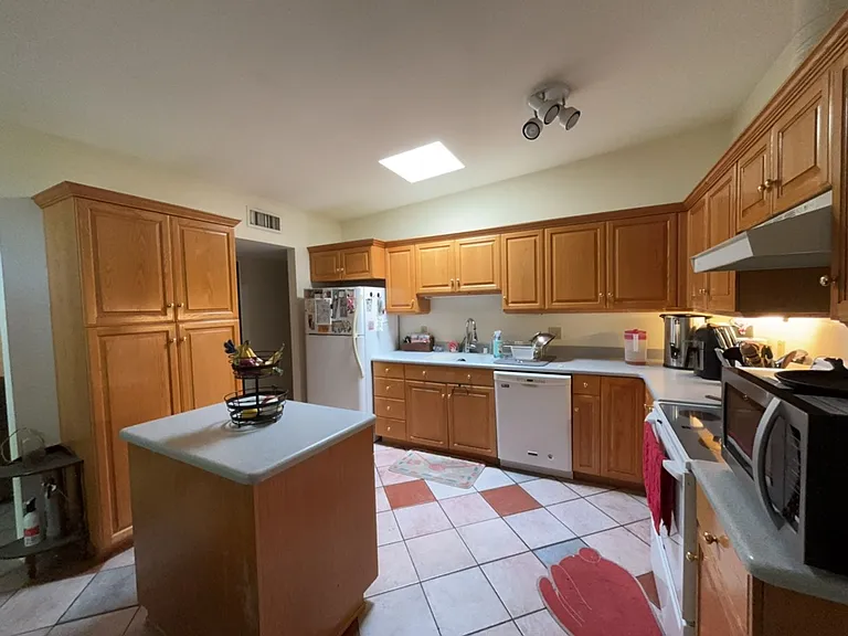 606 Isla Pl — Photo 2