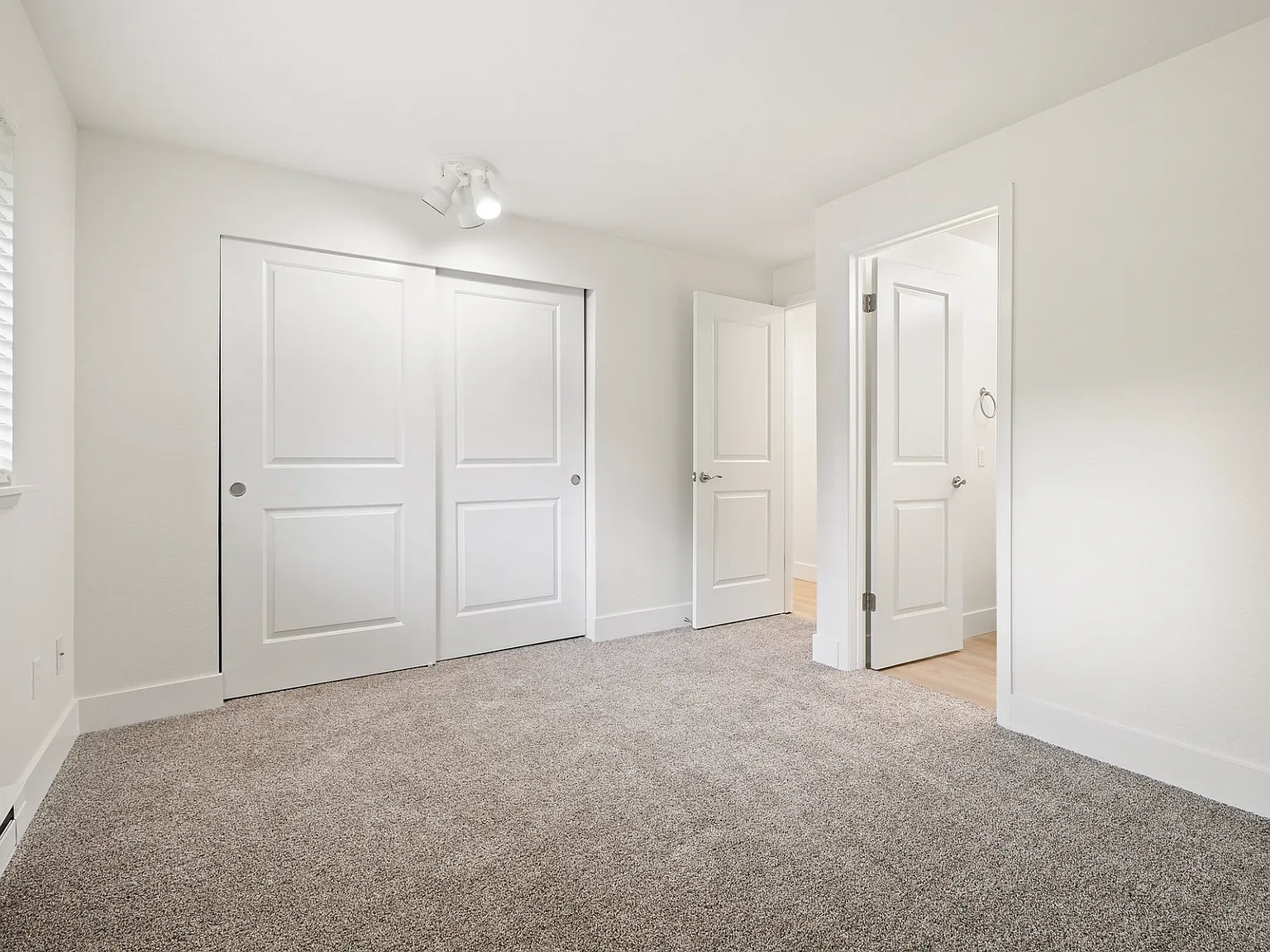 Pointe West Apartments — Photo 2