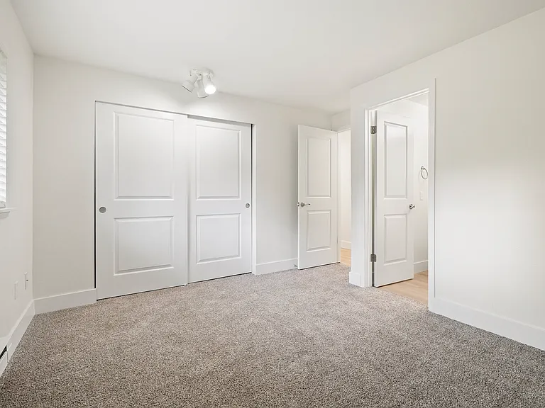 Pointe West Apartments — Photo 2