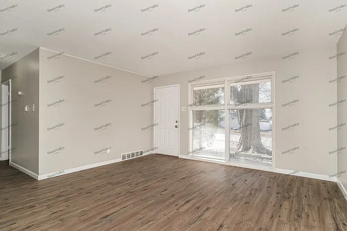 7048 Clover Ln — Photo 5
