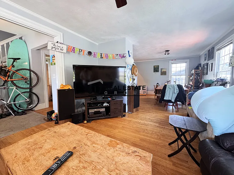 34 Brentwood St — Photo 1